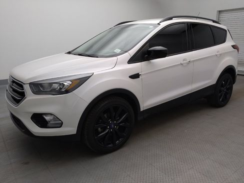 Used 2019 Ford Escape SE FWD image 2