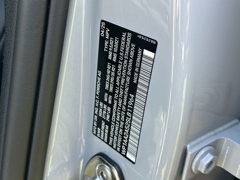 Certified 2025 Porsche Macan AWD/4WD image 33
