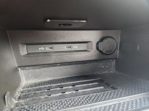 Certified 2025 Volkswagen Taos SE image 31