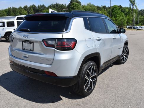 Used 2025 Jeep Compass Limited w/ Elite Group image 9