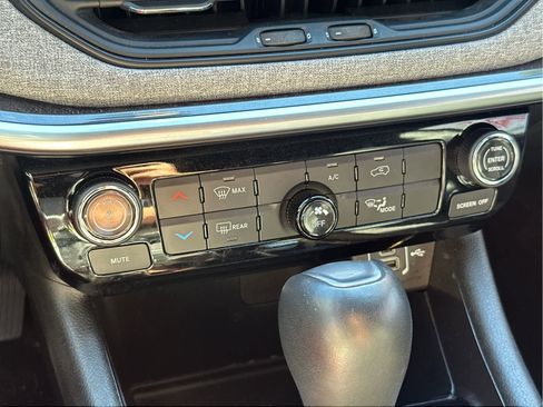 Used 2024 Jeep Compass Latitude image 34