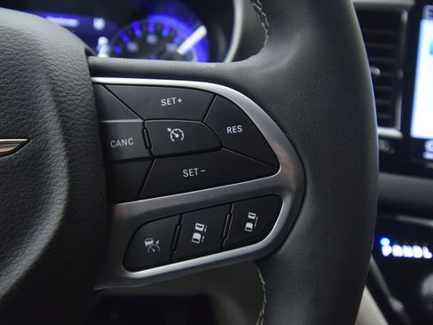 Used 2024 Chrysler Pacifica Touring-L image 33