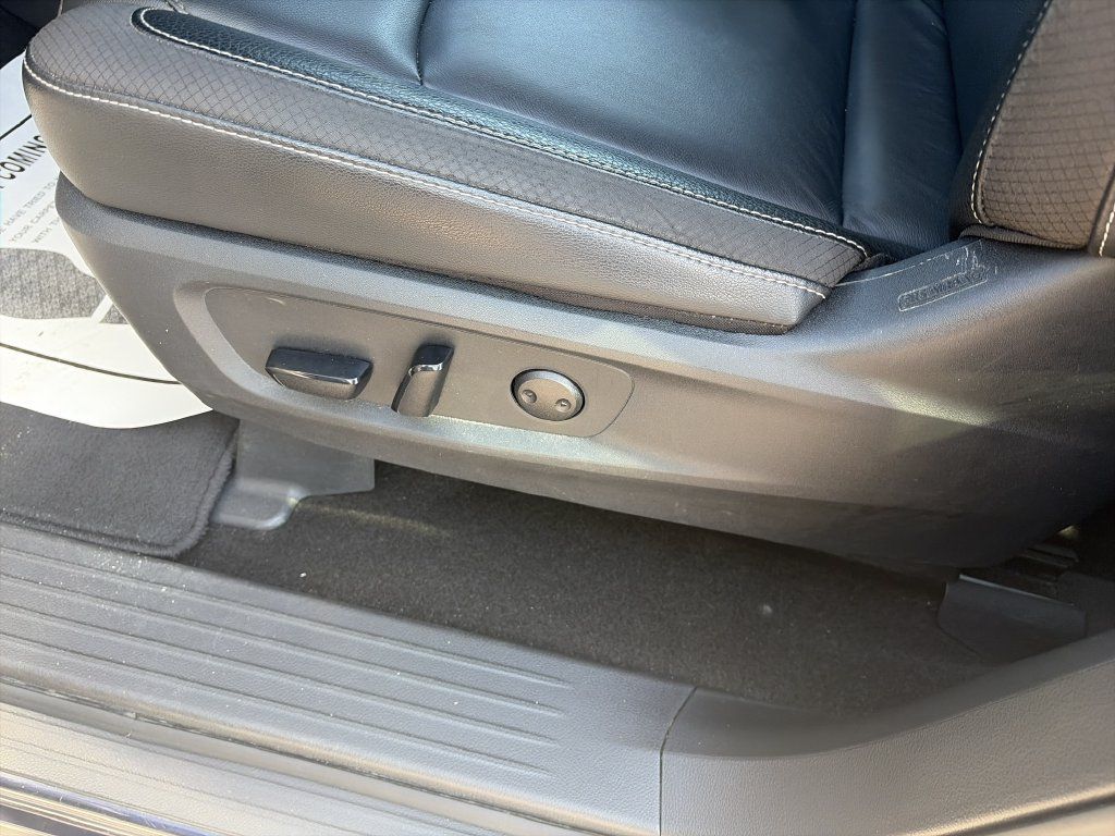 Used 2025 Nissan Pathfinder SL FWD image 13