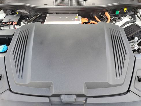 Certified 2024 Audi Q8 e-tron Premium Plus image 34