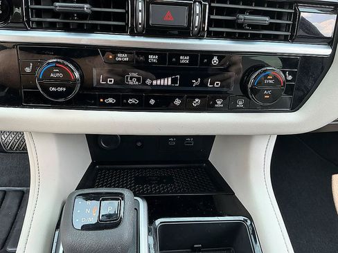 Certified 2025 Nissan Pathfinder SL FWD image 19