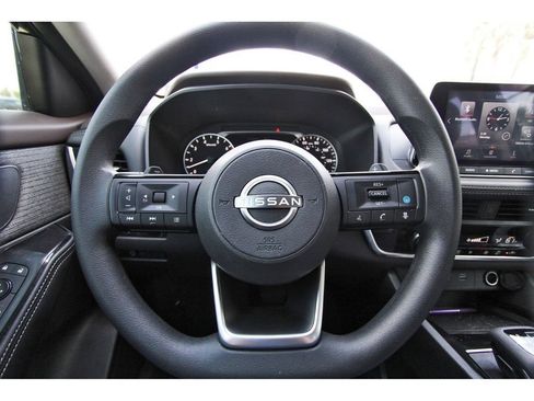 Used 2023 Nissan Rogue SV image 9