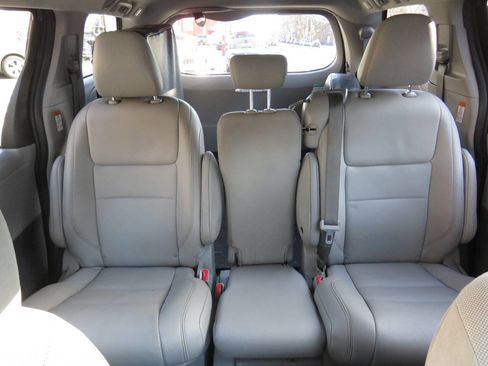 Used 2020 Toyota Sienna L image 22