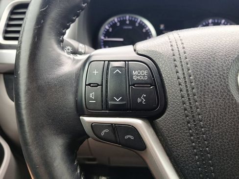 Used 2017 Toyota Highlander Plus FWD image 16