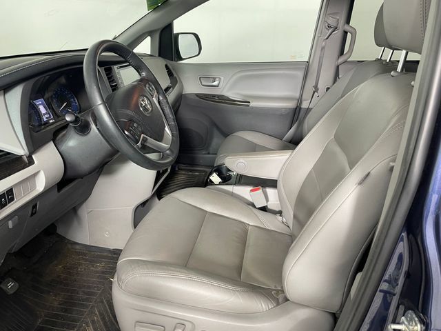 Used 2018 Toyota Sienna XLE Premium AWD/4WD image 2