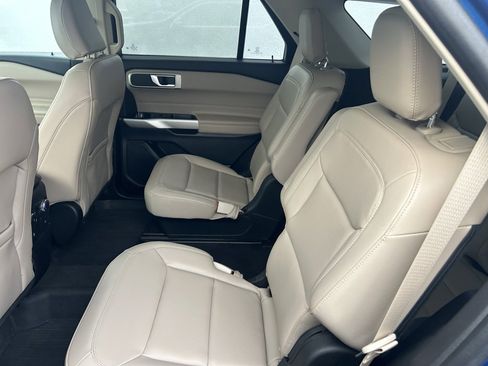 Used 2022 Ford Explorer XLT w/ Equipment Group 202A image 12