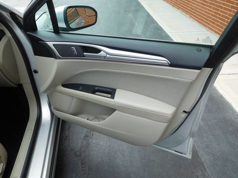 Used 2018 Ford Fusion SE FWD image 17