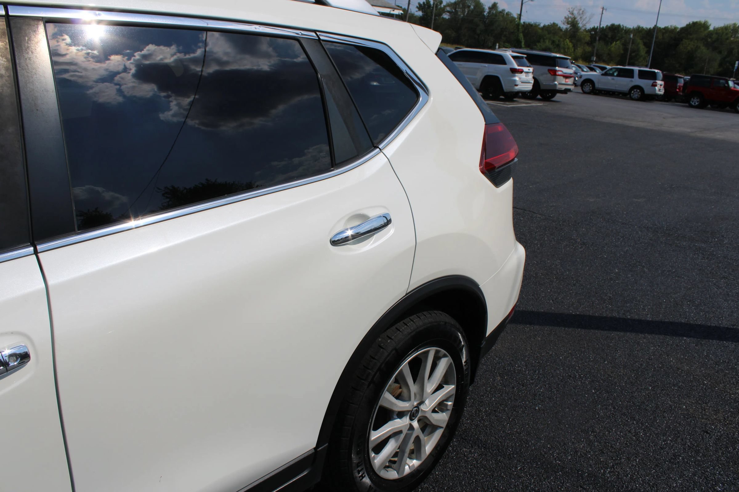 Used 2019 Nissan Rogue SV FWD image 4