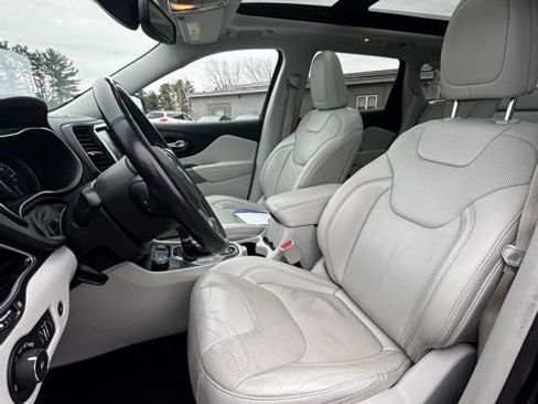 Used 2019 Jeep Cherokee Latitude Plus w/ Cold Weather Group image 10