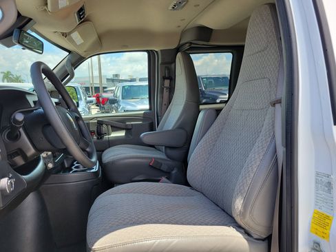 Used 2025 Chevrolet Express 3500 LT w/ LT Preferred Equipment Group RWD image 11