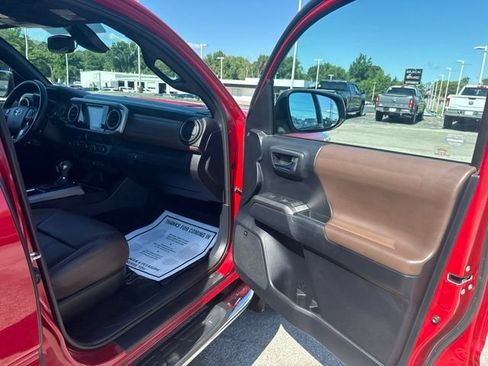 Used 2019 Toyota Tacoma Limited AWD/4WD image 19