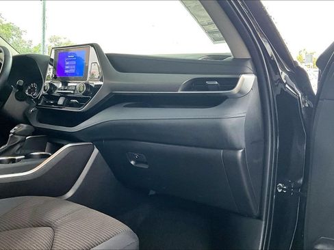 Used 2025 Toyota Highlander LE FWD image 24