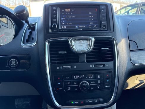 Used 2013 Chrysler Town & Country Touring-L w/ Entertainment Group #2 FWD image 15