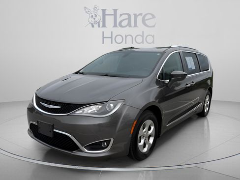 Used 2017 Chrysler Pacifica Touring-L Plus FWD image 1