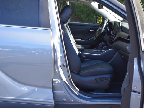 Used 2023 Toyota Highlander L image 28