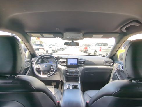 Used 2020 Ford Explorer XLT w/ Equipment Group 202A AWD/4WD image 13