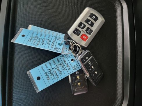 Used 2017 Toyota Sienna XLE Premium FWD image 29