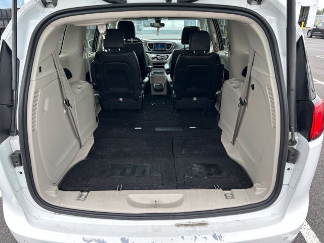 Used 2020 Chrysler Pacifica Touring-L FWD image 9