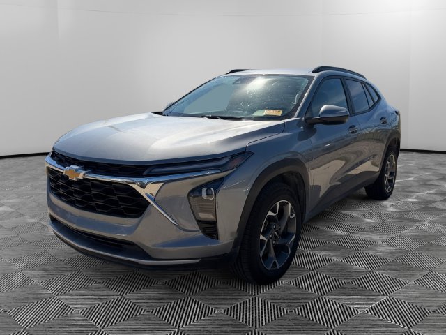Used 2025 Chevrolet Trax LT FWD image 1