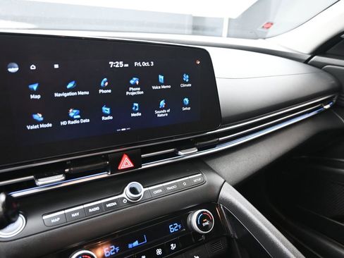 Certified 2022 Hyundai Elantra Limited image 18