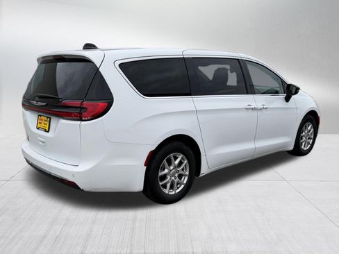 Used 2024 Chrysler Pacifica Touring-L FWD image 7