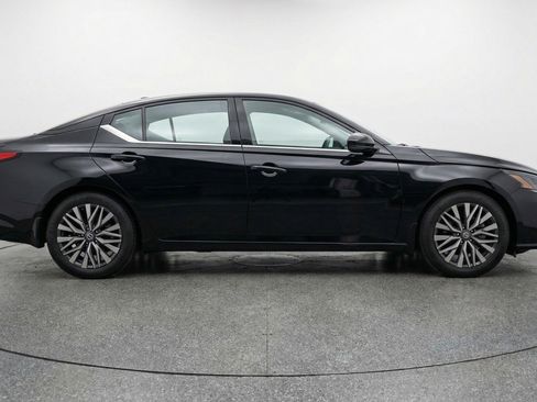 Used 2025 Nissan Altima 2.5 SV image 11