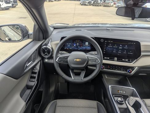 New 2026 Chevrolet Equinox LT w/ Convenience Package II image 3