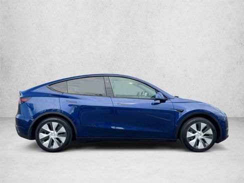 Used 2023 Tesla Model Y 2WD image 4