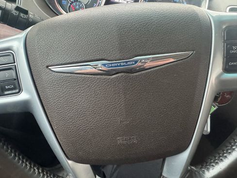 Used 2014 Chrysler Town & Country Touring image 18