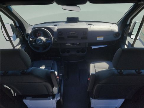 Used 2025 Mercedes-Benz Sprinter 2500 image 7