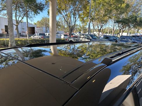 Used 2020 Land Rover Defender 110 SE image 18