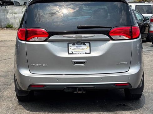 Used 2017 Chrysler Pacifica Limited FWD image 7
