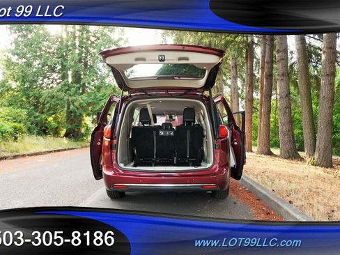Used 2017 Chrysler Pacifica Touring-L FWD image 31