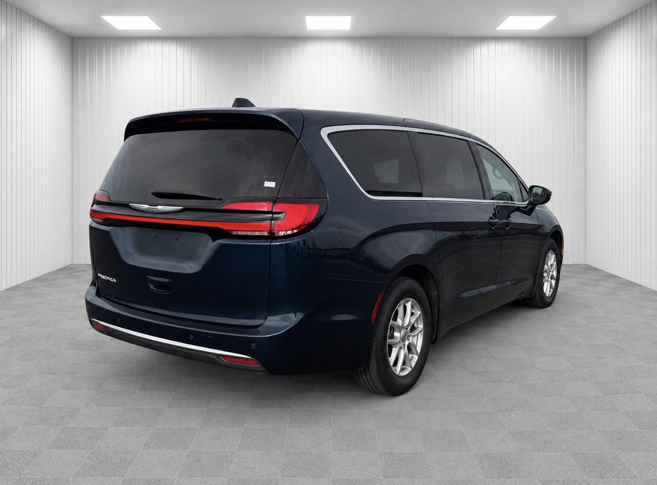 Used 2023 Chrysler Pacifica Touring-L FWD image 3