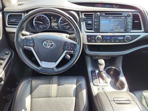 Used 2019 Toyota Highlander SE image 11