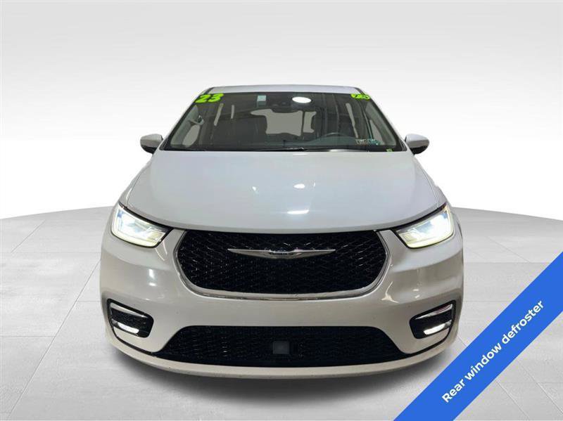 Used 2023 Chrysler Pacifica Touring-L FWD image 2
