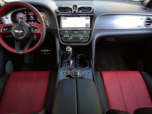 Used 2022 Bentley Bentayga image 4