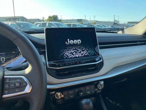 Used 2025 Jeep Compass Limited AWD/4WD image 17