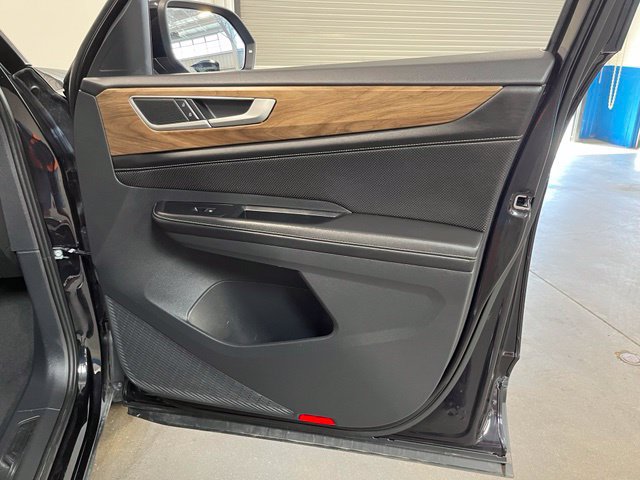 Used 2025 Volkswagen Atlas SE FWD image 13
