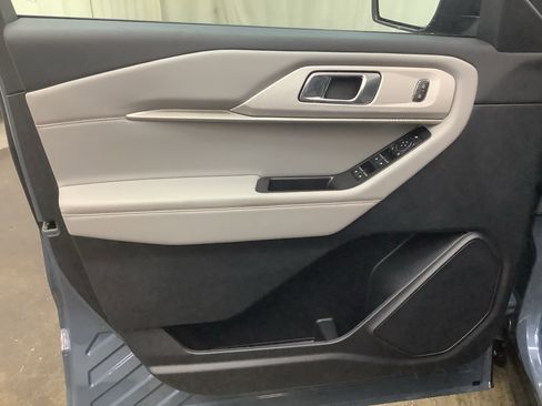 Used 2025 Ford Explorer Active w/ Active Comfort Package image 12