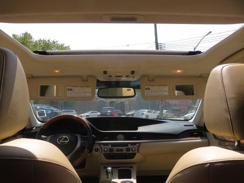 Used 2015 Lexus ES 300h w/ Premium Package w/Bamboo Trim FWD image 13