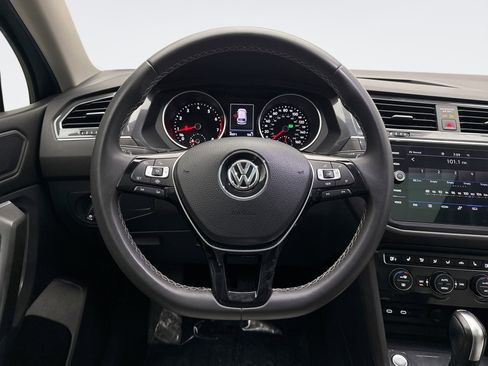 Used 2021 Volkswagen Tiguan SE w/ Panoramic Sunroof Package image 12