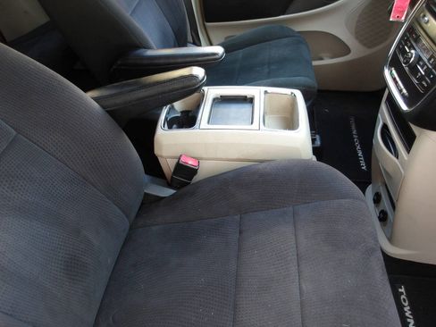 Used 2011 Chrysler Town & Country Touring FWD image 17