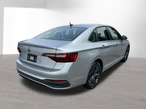 Used 2022 Volkswagen Jetta SE FWD image 3
