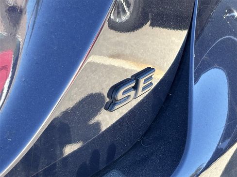 Used 2022 Toyota Camry SE image 6