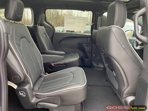 New 2026 Chrysler Pacifica Limited image 8